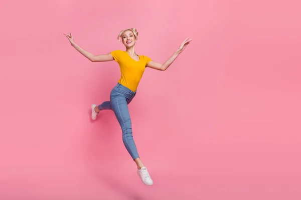 Foto em tamanho completo de menina atraente pulando ir a pé desfrutar de fim de semana de primavera viajando isolado no fundo cor-de-rosa — Fotografia de Stock