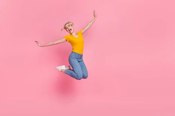 Full size foto di attraente bella donna saltando scherzare in giro godere di tempo libero estate isolato su sfondo di colore rosa — Foto Stock