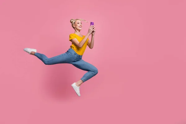 Full size foto van charmante casual slijtage vrouw communiceren met vrienden in de telefoon geïsoleerd op roze kleur achtergrond — Stockfoto