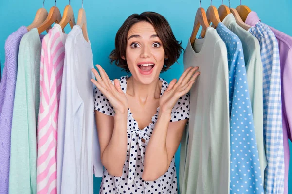 Fotografie překvapené závislý nakupující dívka zvednout ruce otevřené ústa izolované na modrém pozadí — Stock fotografie
