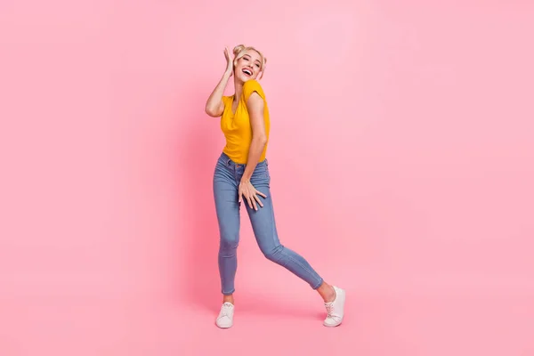 Full body foto di fresco giovane bionda signora danza indossare t-shirt jeans scarpe isolate su sfondo di colore rosa — Foto Stock