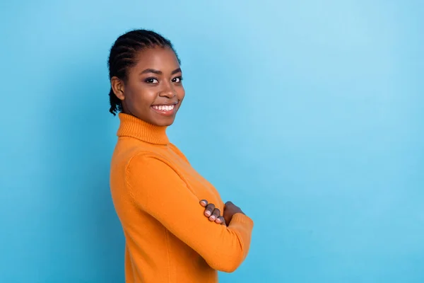 Foto van charmante dame gekruiste handen tand stralende glimlach dragen oranje shirt geïsoleerde blauwe kleur achtergrond — Stockfoto