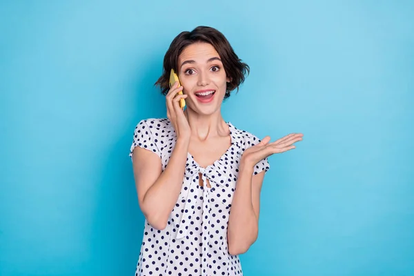 Neşeli komik insanın portresi mavi arka planda izole edilmiş telefon dişli bir gülümseme ile konuşur — Stok fotoğraf