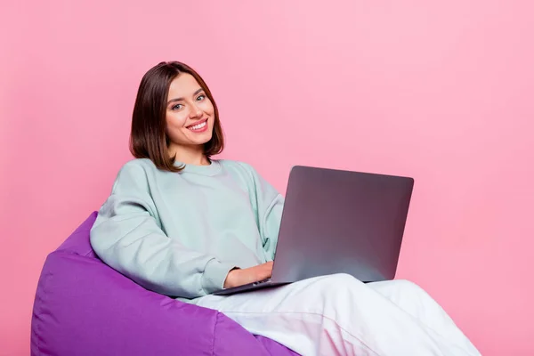 Foto sisi profil gadis muda menggunakan bengkel proyek agen laptop yang terisolasi dengan latar belakang warna merah muda — Stok Foto
