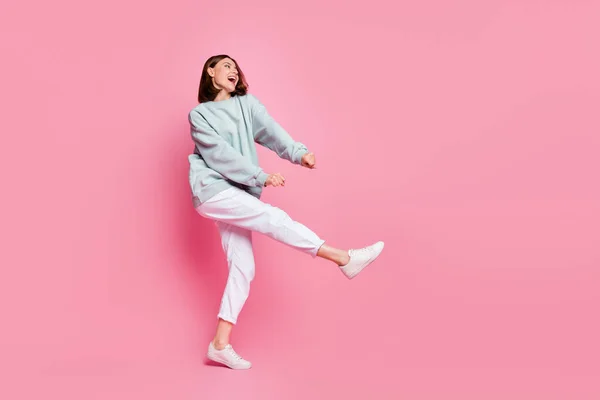 Perfil de cuerpo completo lado de la foto de la joven alegre chica divertirse bailando mirada espacio vacío aislado sobre fondo de color rosa —  Fotos de Stock