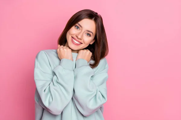 Foto di giovane donna adorabile mani toccare caldo maglione sorriso dentato isolato su sfondo di colore rosa — Foto Stock