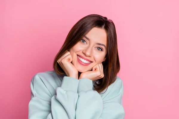 Foto de agradable joven señora palmeras cara desgaste sudadera con capucha azul aislado sobre fondo de color rosa —  Fotos de Stock