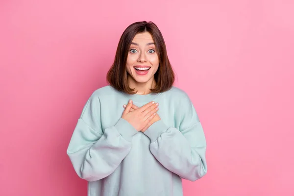 Foto de jóvenes adorables brazos de dama en el pecho satisfecha sincera confianza agradecida aislada sobre fondo de color rosa — Foto de Stock