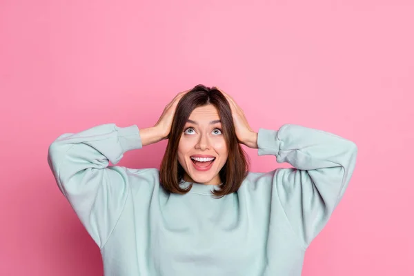 Foto von jungen fröhlichen hübsche Frau Arme berühren Kopf sehen leeren Raum Reaktion isoliert über rosa Farbe Hintergrund — Stockfoto