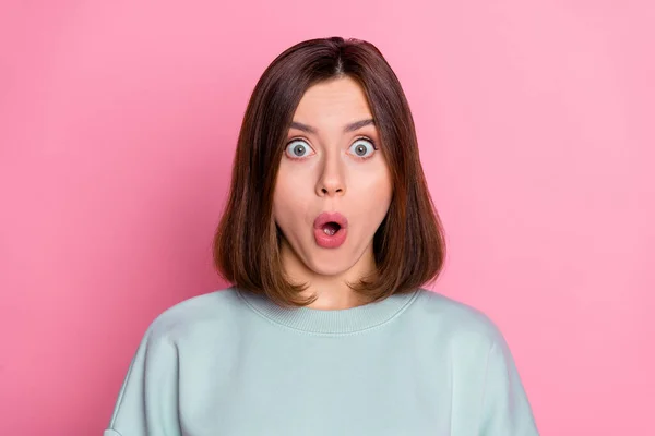 Fotografie stresu mladá dáma vzhled fotoaparát nosit modré tričko izolované na růžovém pozadí — Stock fotografie