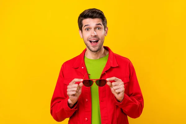 Fénykép impozáns Y-generációs fickó hold szemüveg kopás piros ing elszigetelt sárga színű háttér — Stock Fotó