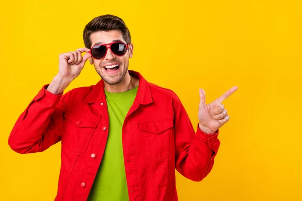Foto de cool millennial guy index promo wear glasses chaqueta roja aislada sobre fondo de color amarillo —  Fotos de Stock