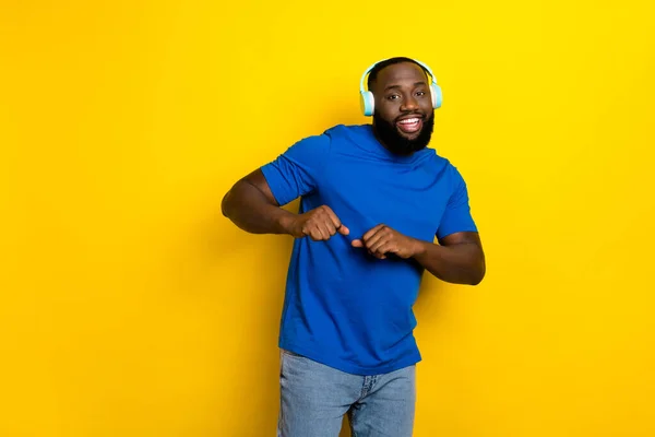 Portret van aantrekkelijke vrolijke man luisteren lied hebben plezier rust weekend geïsoleerd over helder gele kleur achtergrond — Stockfoto