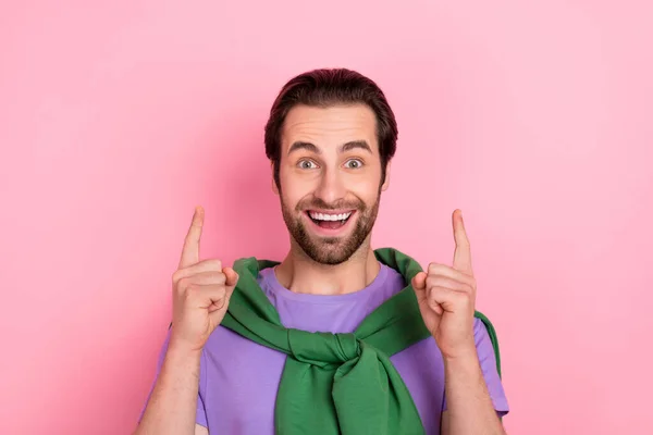 Foto van onder de indruk millennial brunet man duiden op slijtage violet t-shirt geïsoleerd op roze kleur achtergrond — Stockfoto