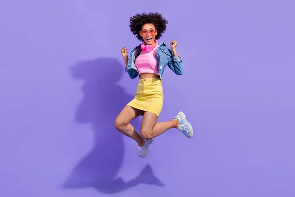 Longitud completa vista del tamaño del cuerpo de la atractiva chica afortunada saltando descanso de vacaciones aislado en el fondo violeta brillante color púrpura —  Fotos de Stock