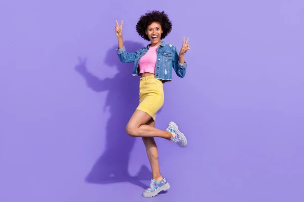 Teljes hossz testméret kilátás gyönyörű trendi vidám vicces lány mutatja v-jel elszigetelt felett fényes lila színű háttér — Stock Fotó