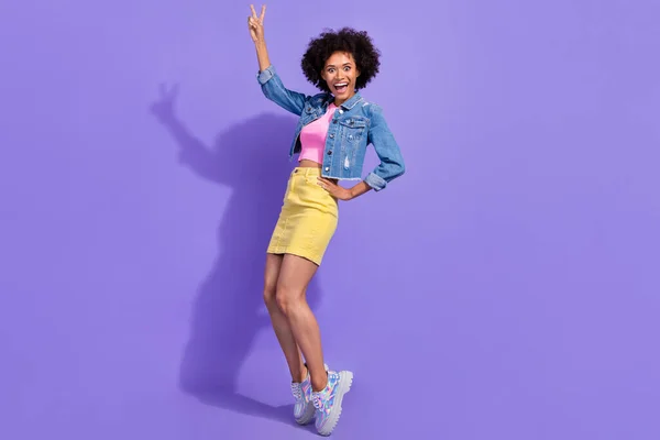 Teljes hossz testméret kilátás vonzó vicces lány mutatja v-jel bolondozás elszigetelt felett fényes lila színű háttér — Stock Fotó