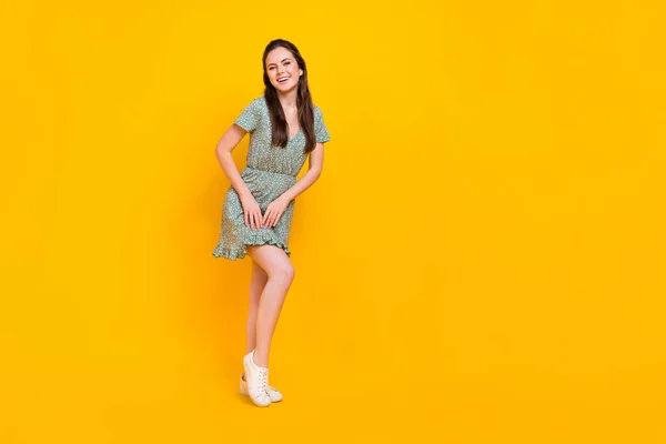 Foto van glanzende zoete vrouw dragen print jurk dansen lege ruimte geïsoleerde gele kleur achtergrond — Stockfoto