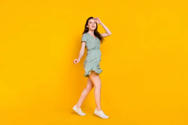 Zdjecie marzycielski podekscytowany kobieta nosić druk sukienka taniec działa patrząc puste miejsce odizolowany żółty kolor tło — Zdjęcie stockowe