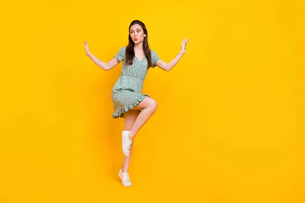 Foto de señora impresionada emocionada vestido verde baile buscando espacio vacío aislado color amarillo fondo — Foto de Stock