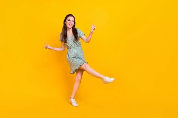 Zdjęcie uroczej błyszczącej kobiety nosić sukienkę druk taniec spacery puste miejsce odizolowany żółty kolor tło — Zdjęcie stockowe