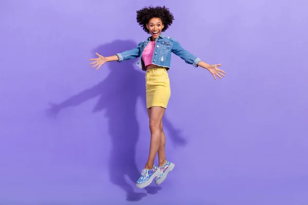 Comprimento total tamanho do corpo vista de atraente louco ajuste alegre menina pulando abraço isolado sobre brilhante violeta cor roxa fundo — Fotografia de Stock