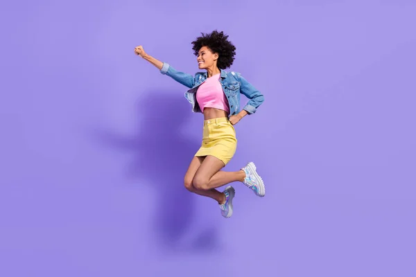 Longitud completa vista del tamaño del cuerpo de la atractiva chica delgada alegre saltando esfuerzo acción aislada en violeta brillante color púrpura fondo — Foto de Stock