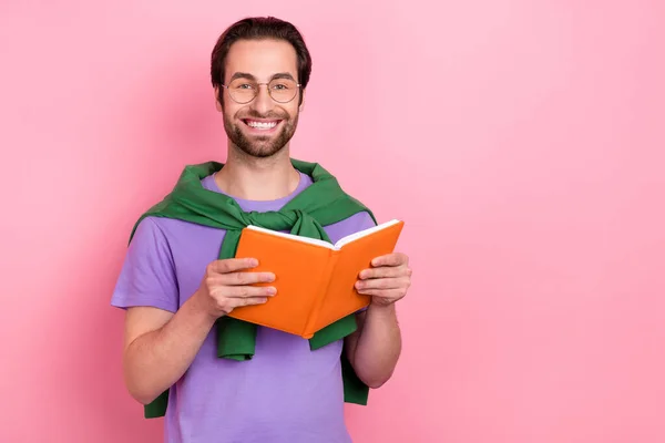 Φωτογραφία του χαρούμενου θετικού νεαρού δασκάλου που διαβάζει υλικά σε μαθητές απομονωμένους σε ροζ φόντο χρώματος — Φωτογραφία Αρχείου