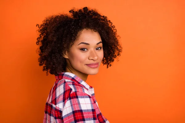 Foto de encantadora adorable joven mujer usar camisa a cuadros sonriendo aislado fondo de color naranja — Foto de Stock