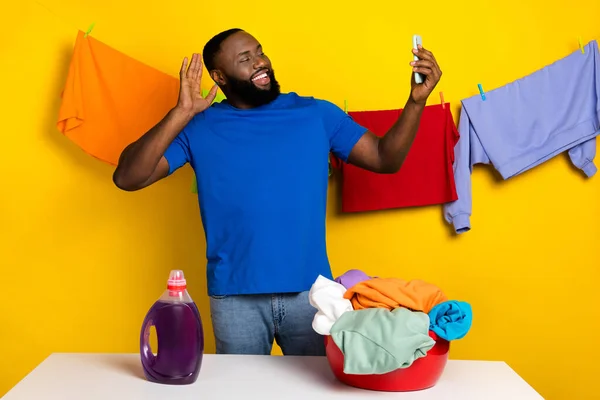 Retrato de bonito na moda cara alegre mão lavar roupa tomando selfie acenando isolado sobre fundo de cor amarelo brilhante — Fotografia de Stock