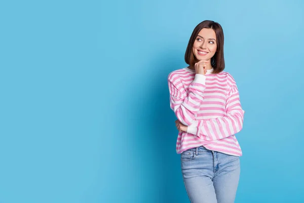 Foto di pensare giovane bruna signora sguardo promo usura camicia jeans isolato su sfondo blu — Foto Stock