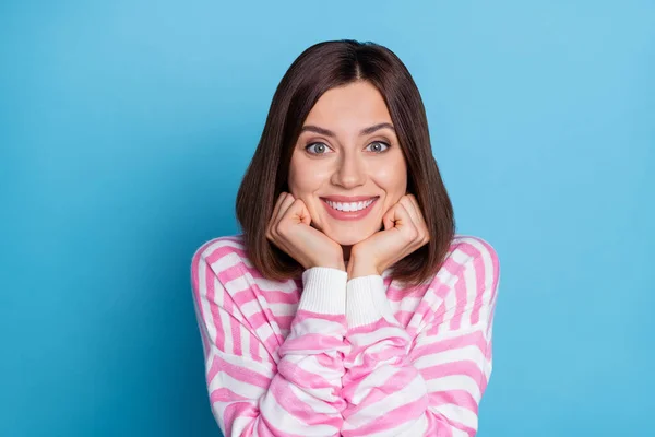 Фото милой молодой брюнетки леди руки лицо носить розовый пуловер изолированы на синем фоне — стоковое фото