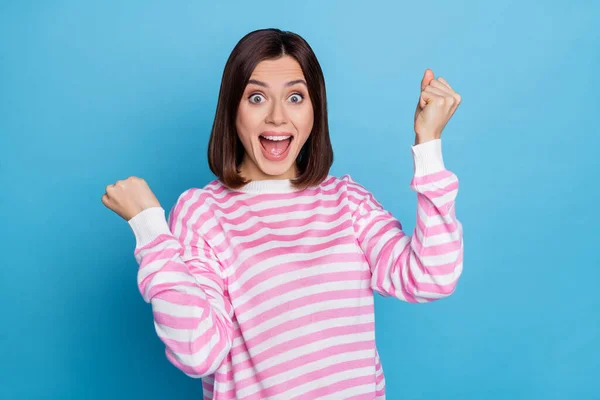 Foto de señora bastante afortunada vestido suéter rosa gritando puños ascendentes aislado color azul fondo —  Fotos de Stock
