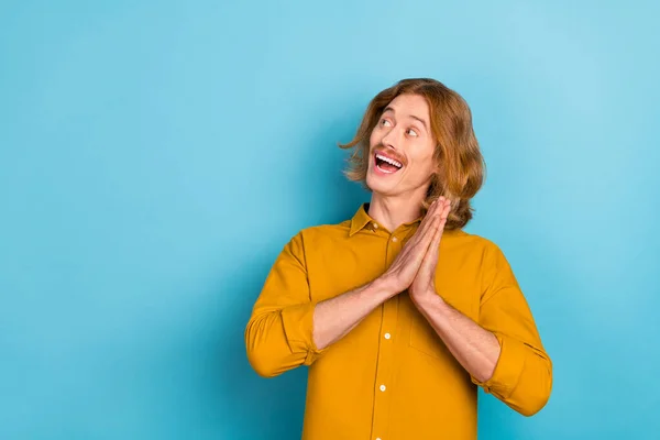 Πορτρέτο του ελκυστικού χαρούμενο μυαλό μακρυμάλλης τύπος κοιτάζοντας κατά μέρος αντίγραφο χώρο διαφήμιση απομονωμένη πάνω από φωτεινό μπλε χρώμα φόντο — Φωτογραφία Αρχείου