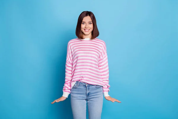 素敵なブルネットの若い女性の写真青の色の背景に隔離されたシャツジーンズを着用 — ストック写真