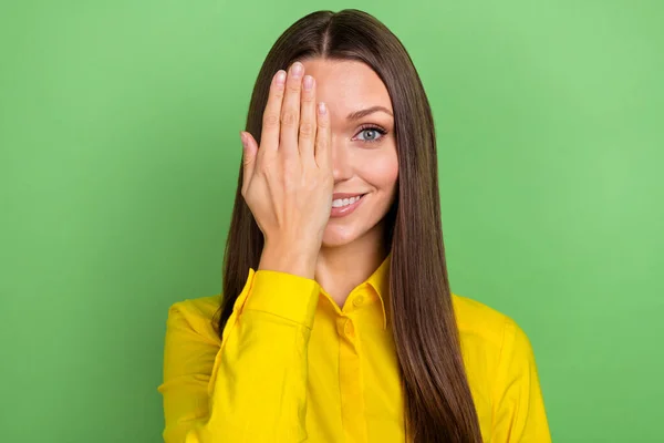 Fénykép az édes hr fiatal barna frizura hölgy közel arc kopás sárga ing elszigetelt zöld színű háttér — Stock Fotó