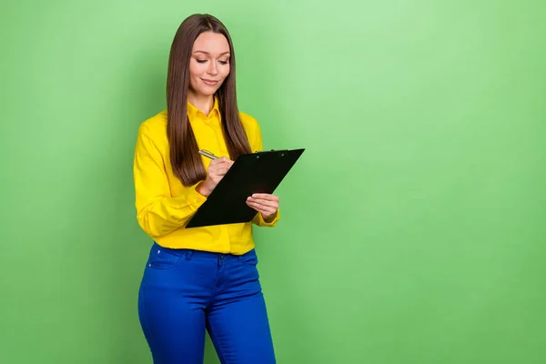 Retrato de atractiva chica alegre enfocada escritura plan de estudio copia espacio aislado sobre fondo de color pastel verde —  Fotos de Stock