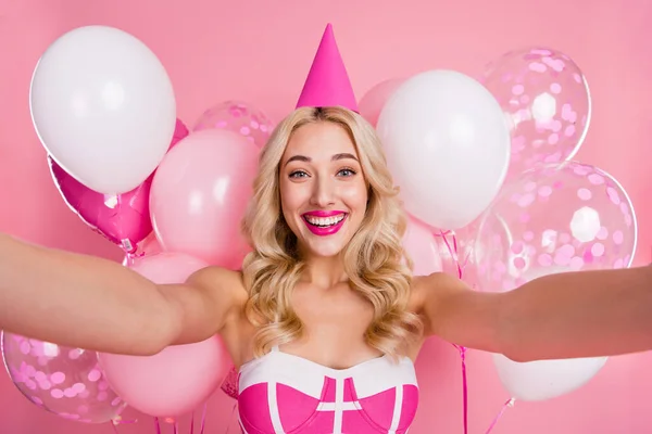 Självporträtt av attraktiv glad söt söt vågigt hår flicka fest tillfälle isolerad över rosa pastell färg bakgrund — Stockfoto