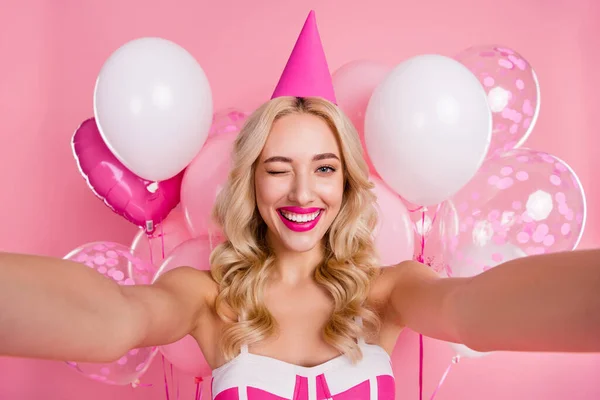 Självporträtt av attraktiv glad söt trendig flörtig vågigt hår flicka firar blinkande isolerad över rosa pastell färg bakgrund — Stockfoto