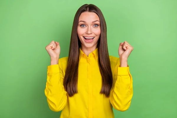 Foto de hooray joven peinado marrón dama gritar usar camisa amarilla aislada sobre fondo de color verde — Foto de Stock
