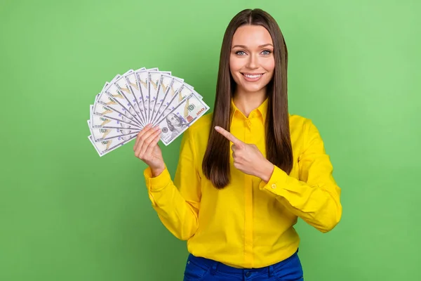 Foto der jungen Dame zeigen Fingergeld-Anzeigen Entscheidung Wahl empfehlen isoliert über grüne Farbe Hintergrund — Stockfoto