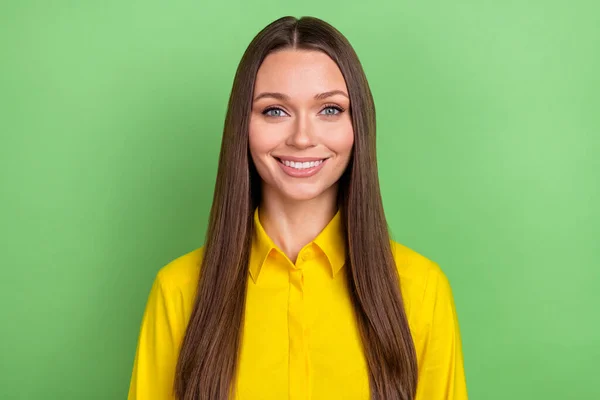 Foto de divertido millennial marrón peinado señora desgaste camisa amarilla aislada sobre fondo de color verde — Foto de Stock