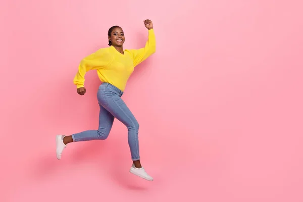 Perfil em tamanho completo foto lateral da jovem senhora corredor jumper pressa velocidade desconto isolado sobre cor rosa fundo — Fotografia de Stock