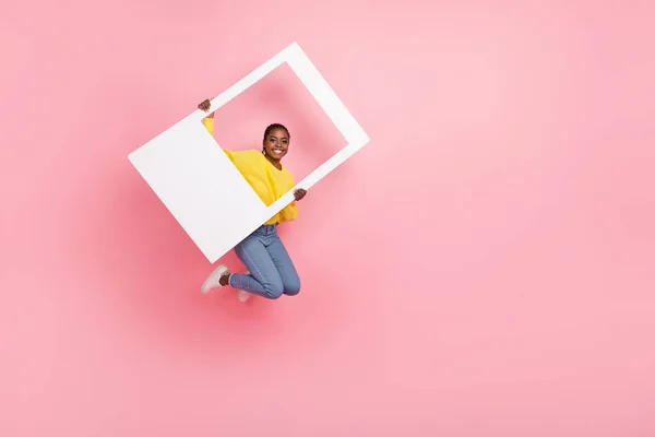 Full length foto di giovane bella ragazza hanno divertimento salto tiro immagine isolato su sfondo di colore rosa — Foto Stock