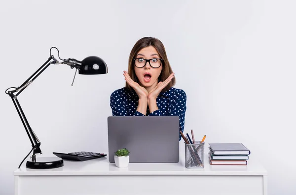 Foto van geschokt kantoor werknemer dame handen open mond voor te bereiden rapport dragen gestippelde blouse geïsoleerde grijze kleur achtergrond — Stockfoto