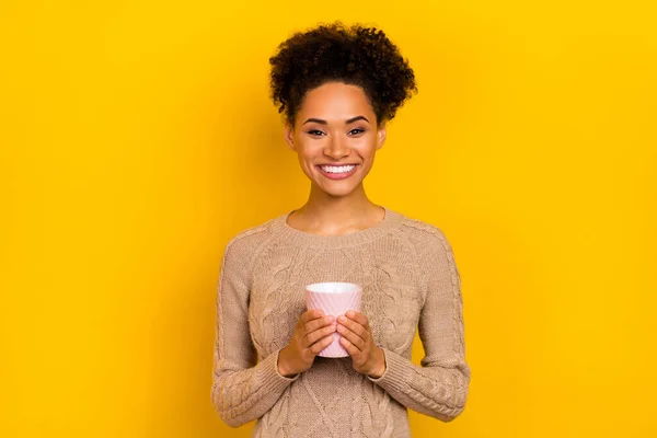 Fénykép vicces fiatal barna hölgy hold csésze viselet bézs pulóver elszigetelt sárga színű háttér — Stock Fotó