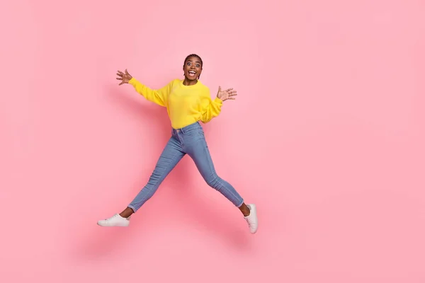 Foto lateral de perfil de tamaño completo de la joven chica excitada encantadora divertirse paseo salto aislado sobre fondo de color rosa —  Fotos de Stock