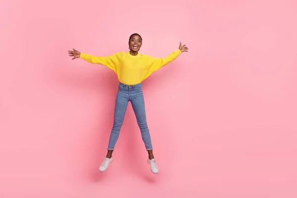 Foto de corpo inteiro da jovem garota animada se divertir salto vestir roupas casuais isolado sobre fundo cor-de-rosa — Fotografia de Stock