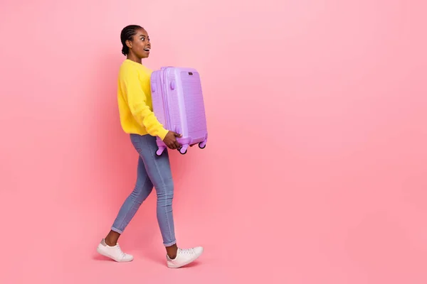 Πλήρες μέγεθος πορτρέτο του προφίλ ενθουσιασμένοι τρελό κορίτσι κατέχουν μεγάλη βαλίτσα εξετάσουμε κενό χώρο που απομονώνονται σε ροζ φόντο χρώμα — Φωτογραφία Αρχείου