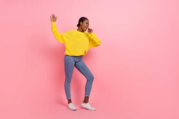 Retrato de tamaño completo de persona satisfecha con alegría cantar micrófono brazo divertirse tiempo libre aislado sobre fondo de color rosa — Foto de Stock